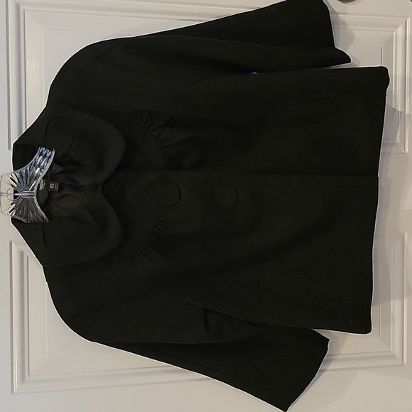 LADIES small coat (I cannot make out the brand) - Picture 3 of 4